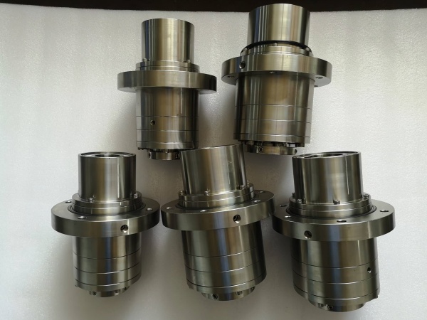 Mechanical seal for bottom mixing