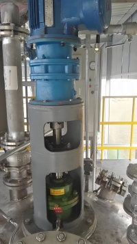 Chemical mixing tank top entry agitator
