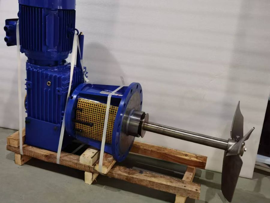 Side entry gear drive agitator
